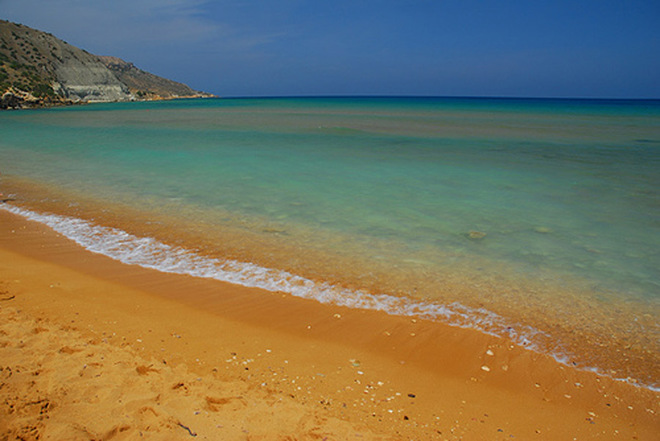 Biển Ramla Bay – Malta: là bãi biển sở hữu màu cát da cam kì bí. Bạn hãy du lịch đến biển Ramla Bay một lần trong đời để tận hưởng vẻ đẹp kì thú của biển xanh và cát da cam nhé!
